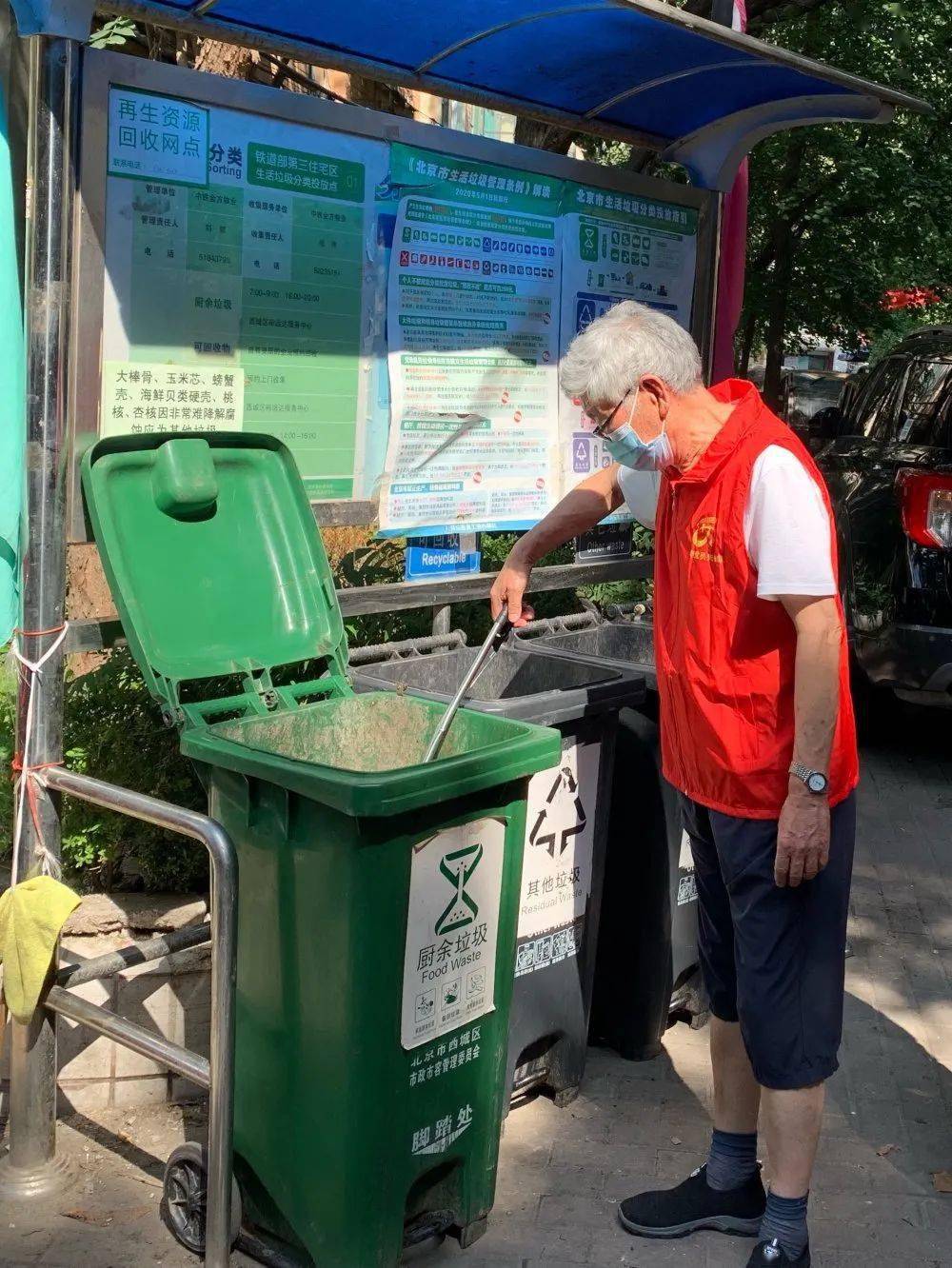 【爱游戏（ayx）中国官方网站】
【“五星”风范】环保之星：为社区住民服务早已成为我的一种生活习惯 成为我生活中不行支解的一部门(图13)